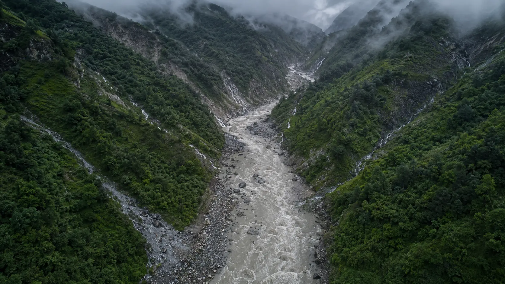 Cours d’eau gonflé après de fortes précipitations